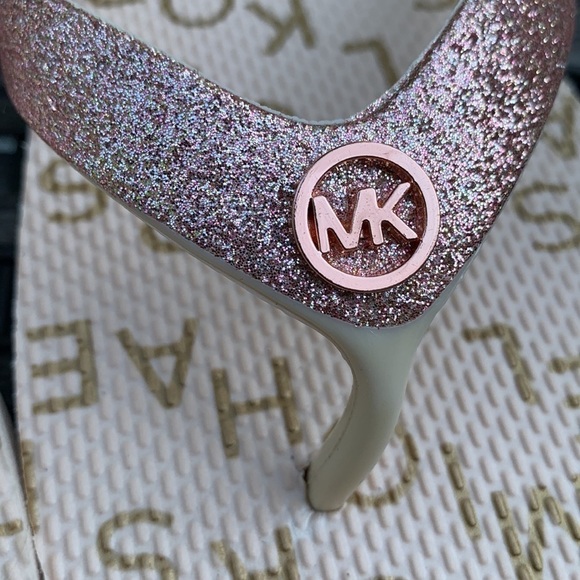 Michael MICHAEL KORS Girls Flavia Flip Flops - Vanilla/Rose Gold - Picture 4 of 11